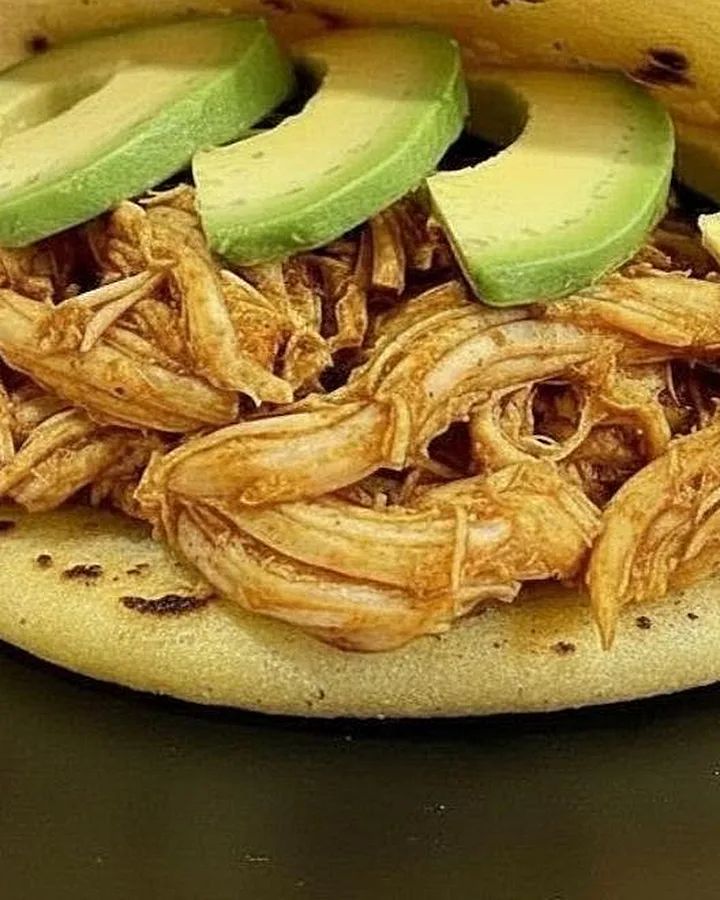 Aguacate en abanico sobre arepa de maíz