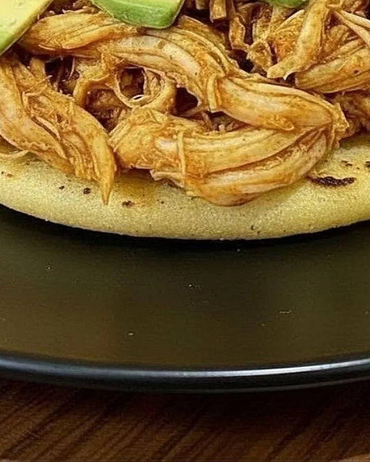 Base de arepa junto al plato