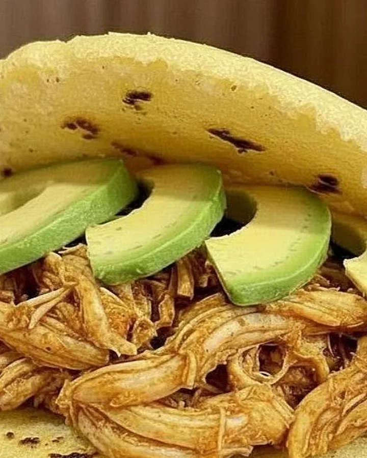 Tapa de arepa tostada en el budare